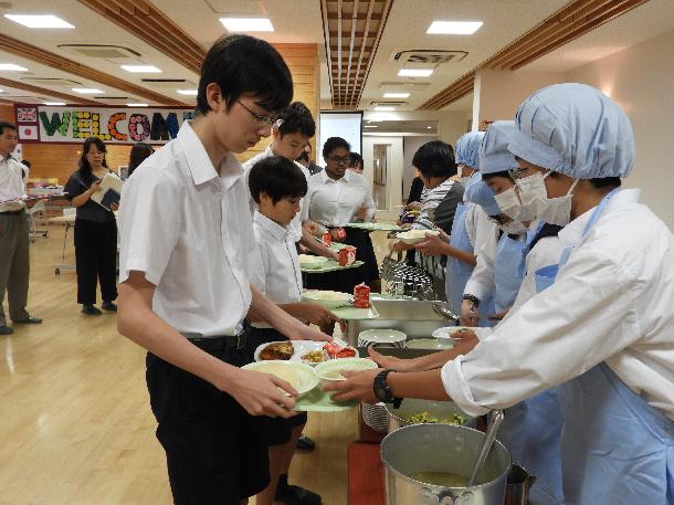 給食の列に並ぶBSTの生徒たち