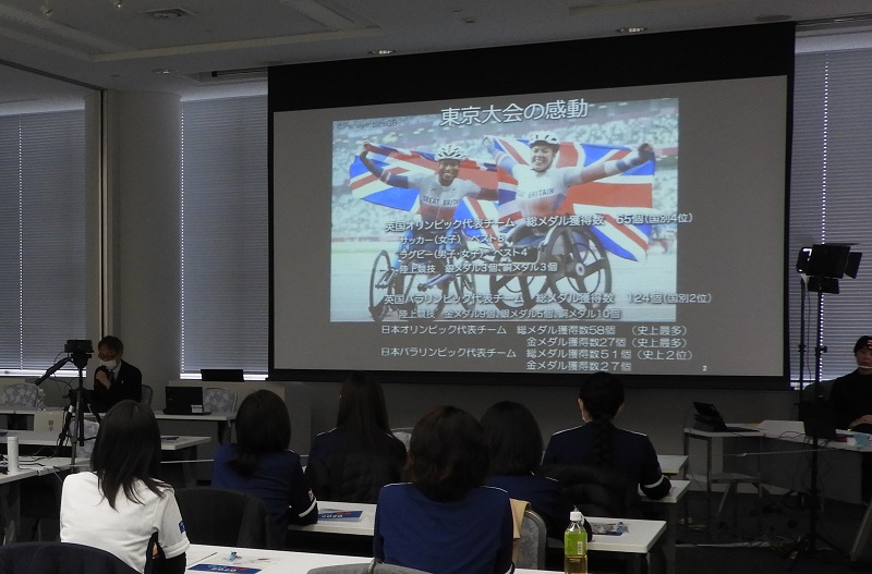 スクリーンには英国パラリンピアンがユニオンジャックを広げている写真が映し出されている