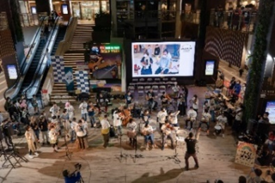 かわさきBRIDGEオーケストラ(2022年)の様子（会場　川崎駅前ルフロン広場）