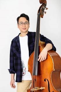 吉峯勇二郎（ベース）の写真