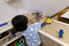 玩具で園児が遊ぶ写真