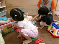ブロックの遊具で遊ぶ写真