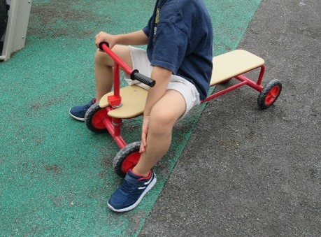 三輪車で遊ぶ子供の写真