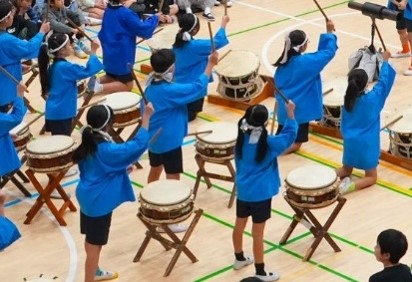太鼓をたたく子供たちの写真