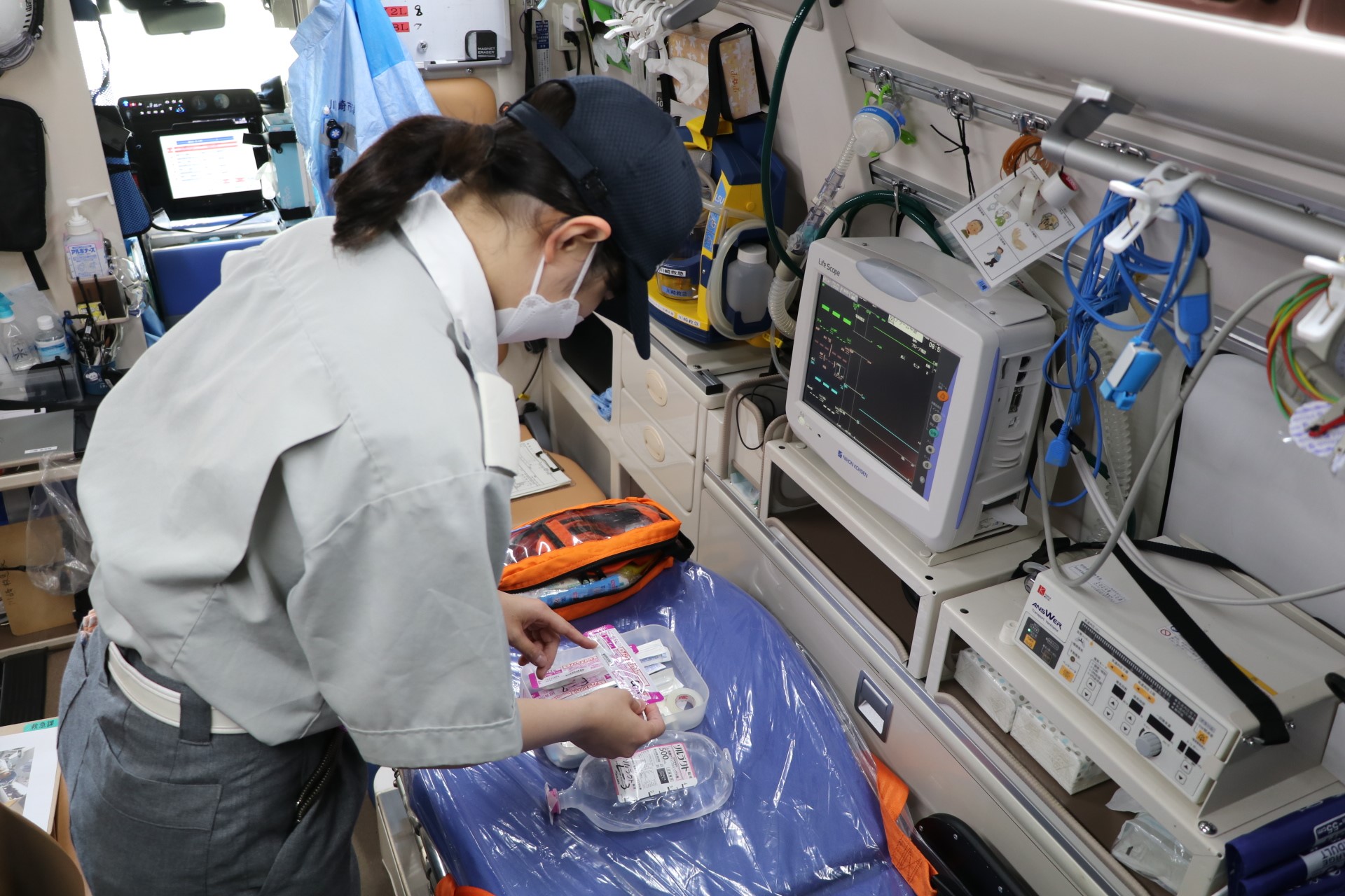 救急隊員による資器材点検の写真