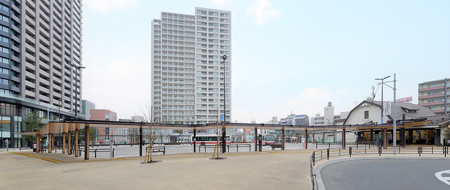バス停から駅舎へ向かう通路