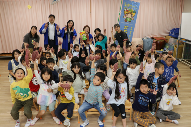 市内産サツマイモ贈呈