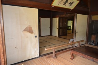 古民家の内装の写真（修繕前）