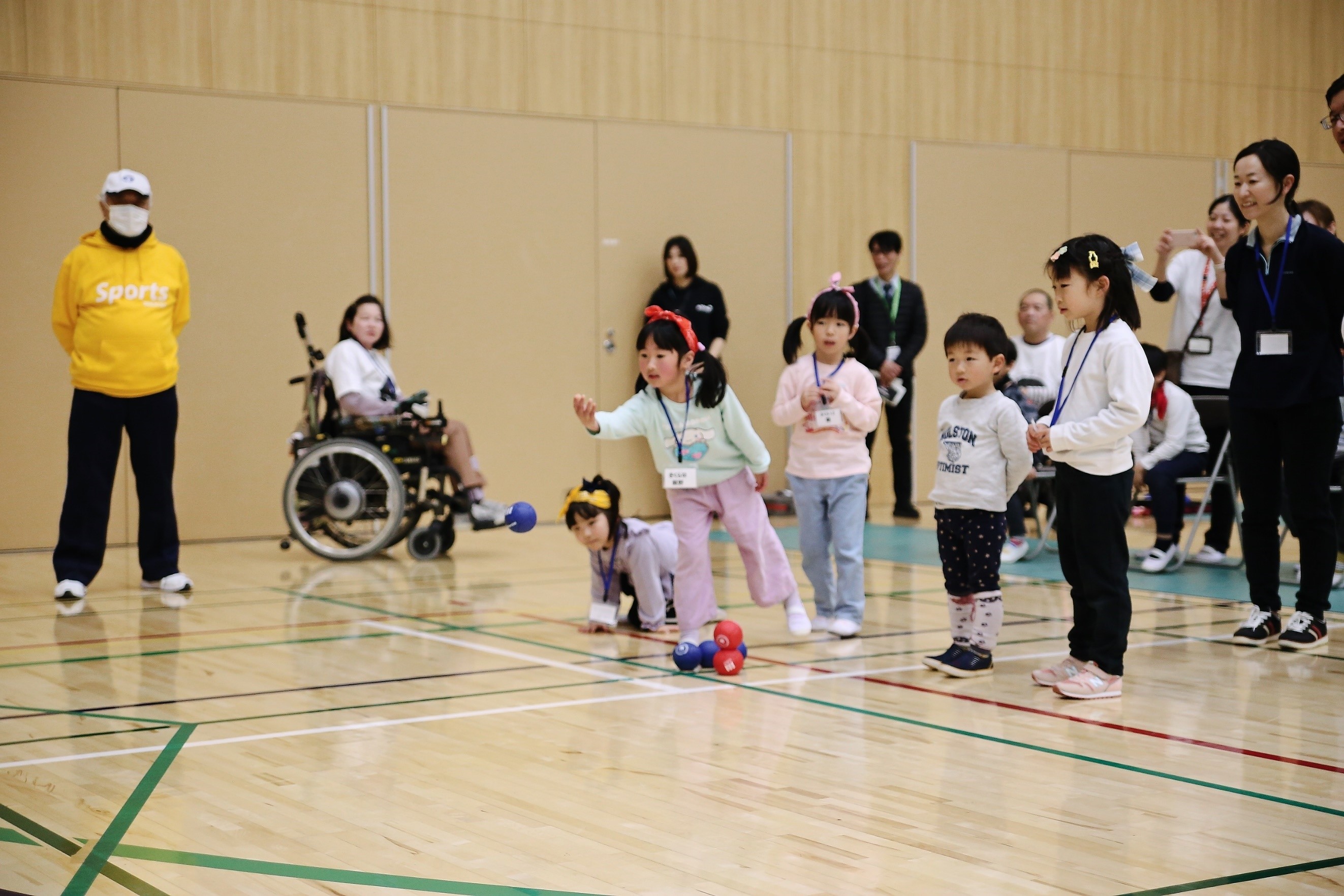 ボッチャを楽しむ子供たちの写真
