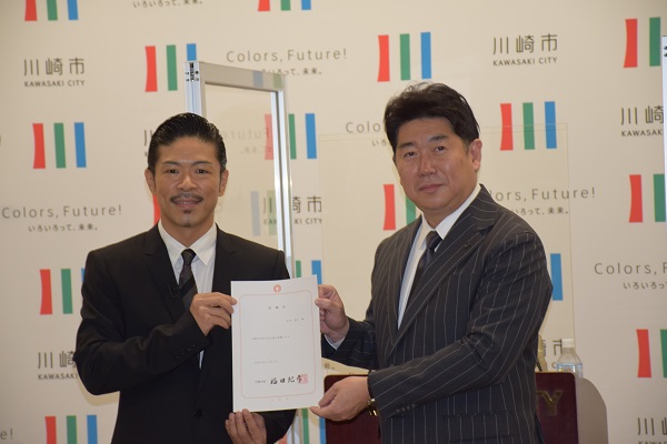 福田市長が松本利夫さんに委嘱状を渡してます。