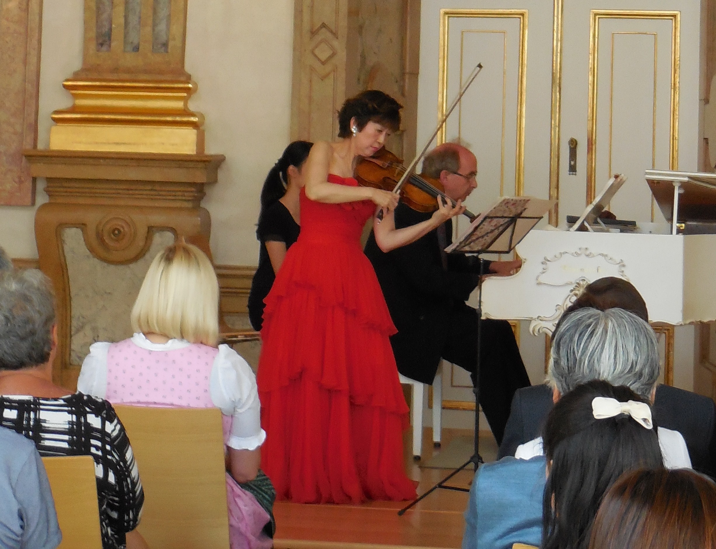 オーストリアザルツブルク市のミラベル宮殿で演奏する大谷康子さん