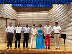 右から市長、パンチ佐藤さん、大谷康子さん、小山さゆりさん、名取町長、伊藤副町長、矢島教育長が並んだステージ上での集合写真