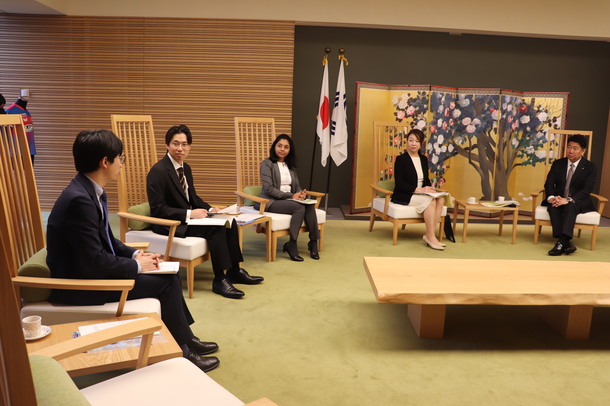 4名が市長に報告する様子