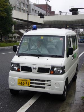 青色回転灯を装備した車の様子