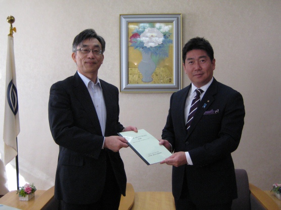 名和田委員長から福田市長へ報告書を提出