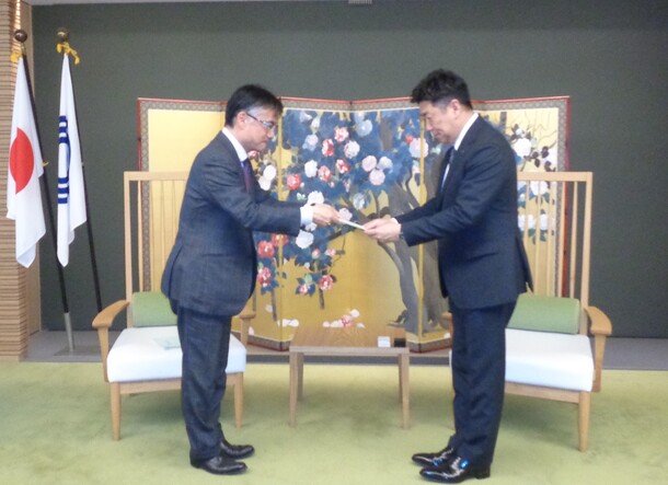 福田市長へ報告書を提出する垣内会長