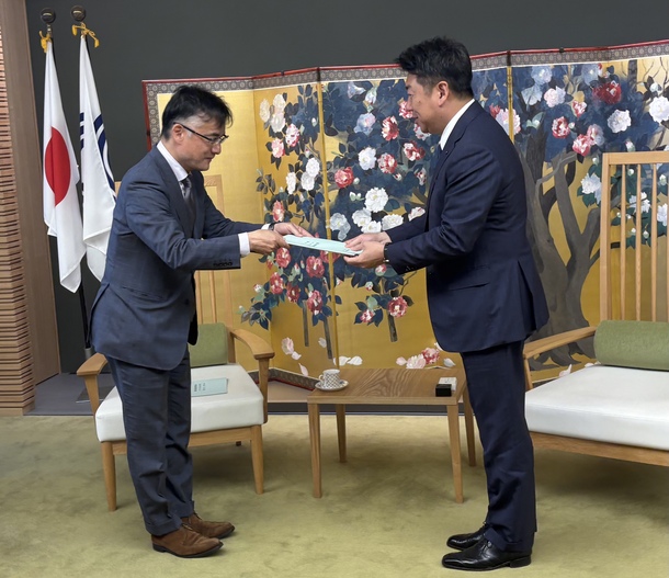 市長へ報告書を提出する川崎会長