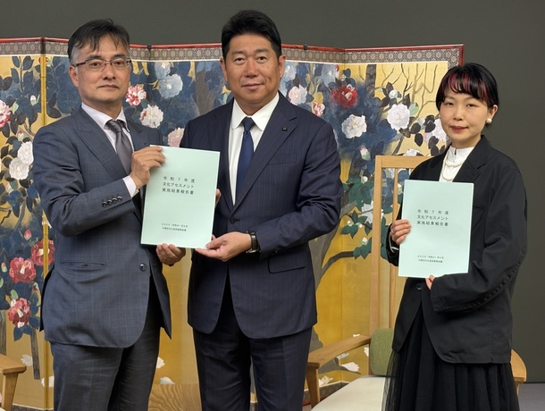 報告書を手に。会長、市長と副会長
