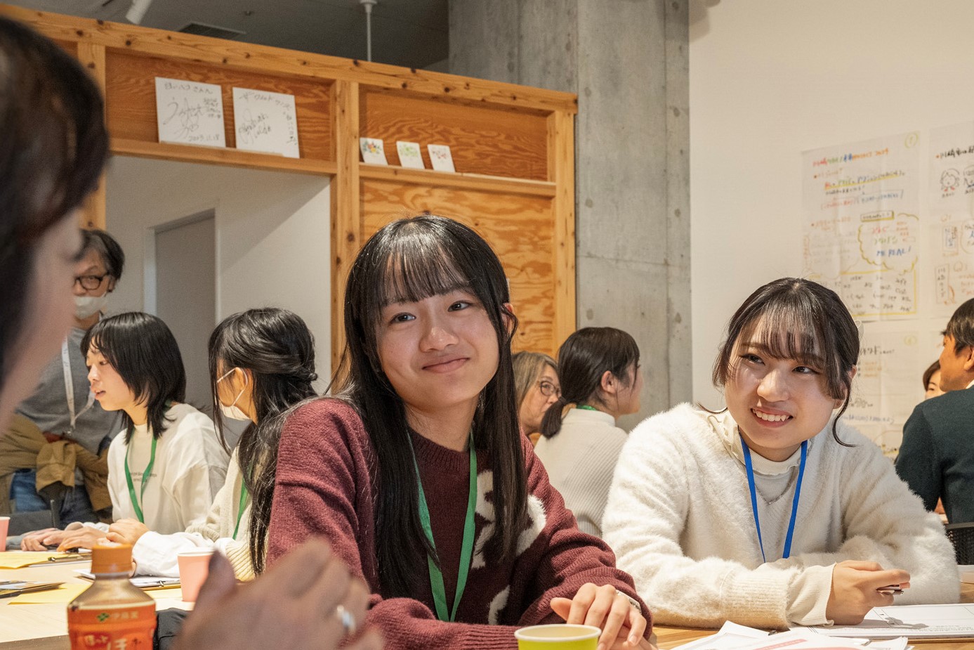 大学生と対話しながらワークを進める高校生