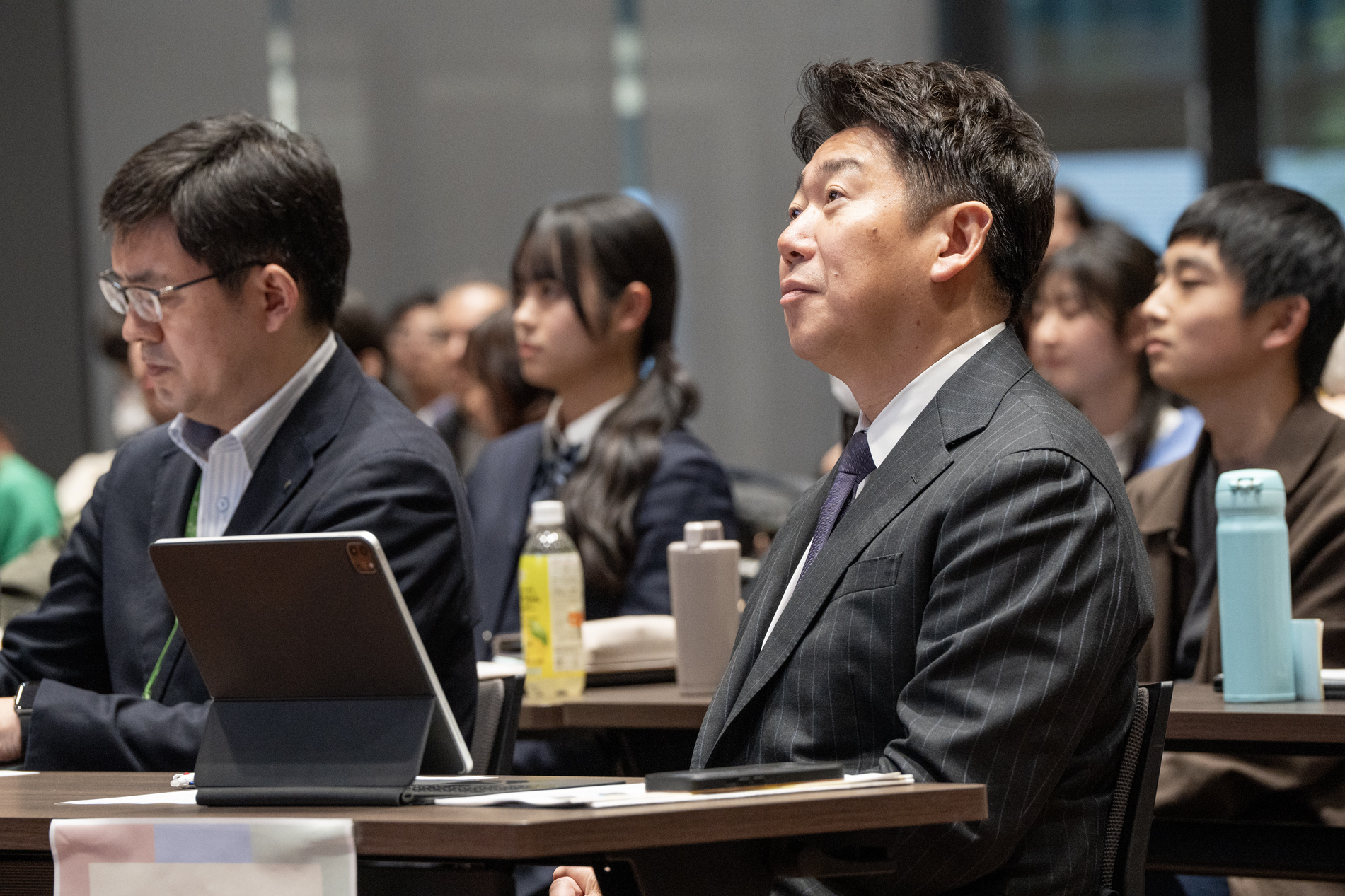 高校生の発表を聞く福田市長(成果発表会2024)