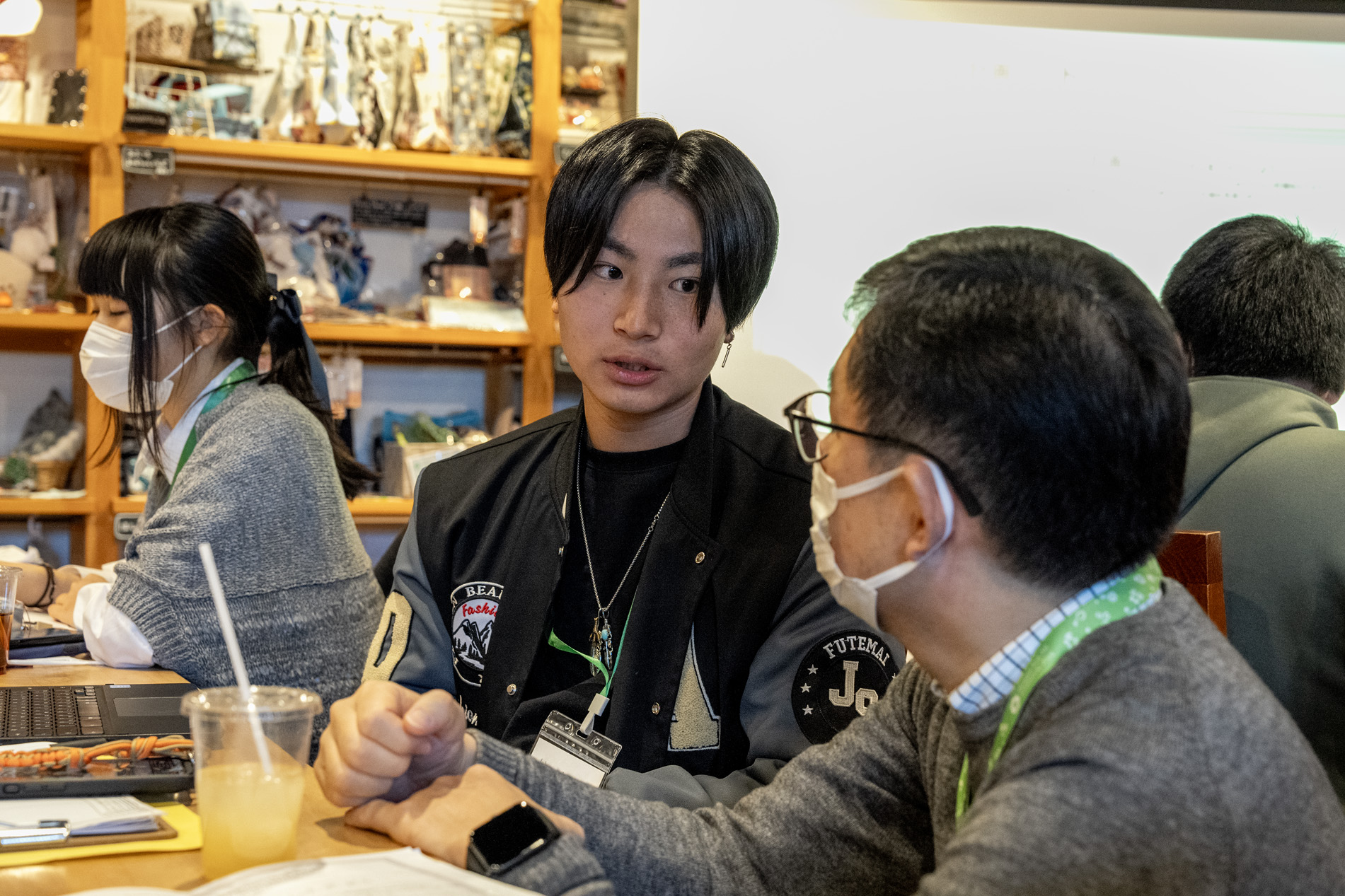 大学生と対話しながらワークを進める高校生2