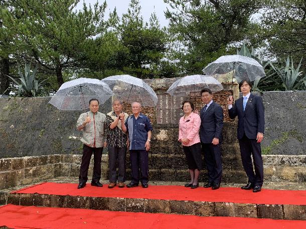 詩碑の移設を祝う市長ら関係者