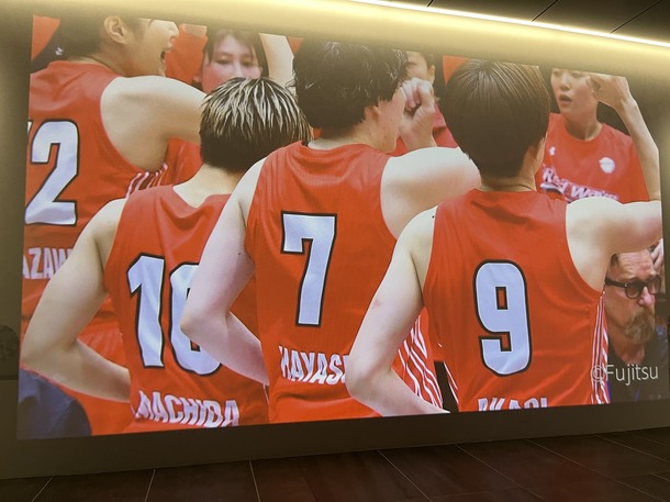 情報発信コーナーでの富士通レッドウェーブ優勝記念の動画の放映の拡大画像