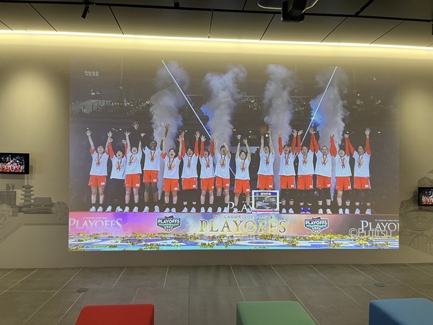 情報発信コーナーでの富士通レッドウェーブ優勝記念の動画の放映