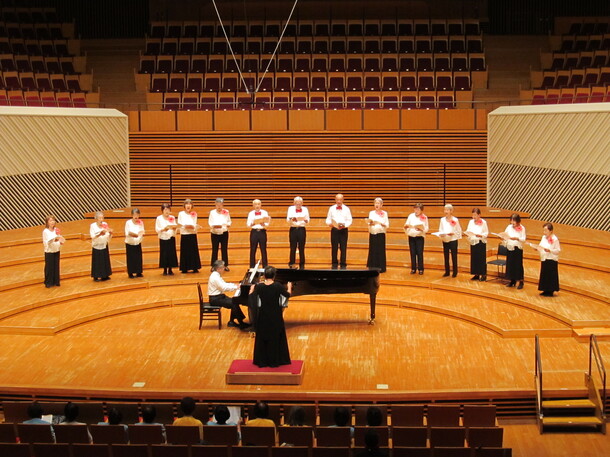 ミューザ川崎シンフォニーホールで合唱団体が歌う様子