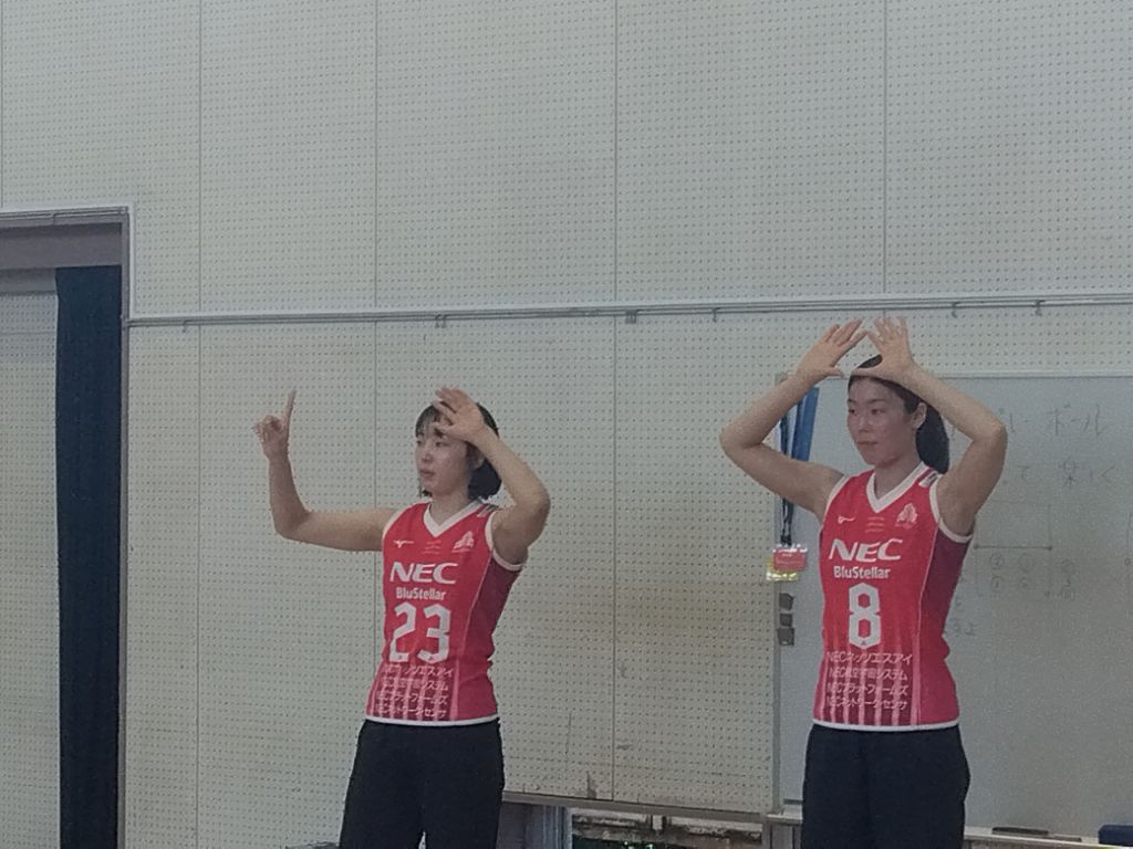 NECレッドロケッツ川崎の選手が説明している様子