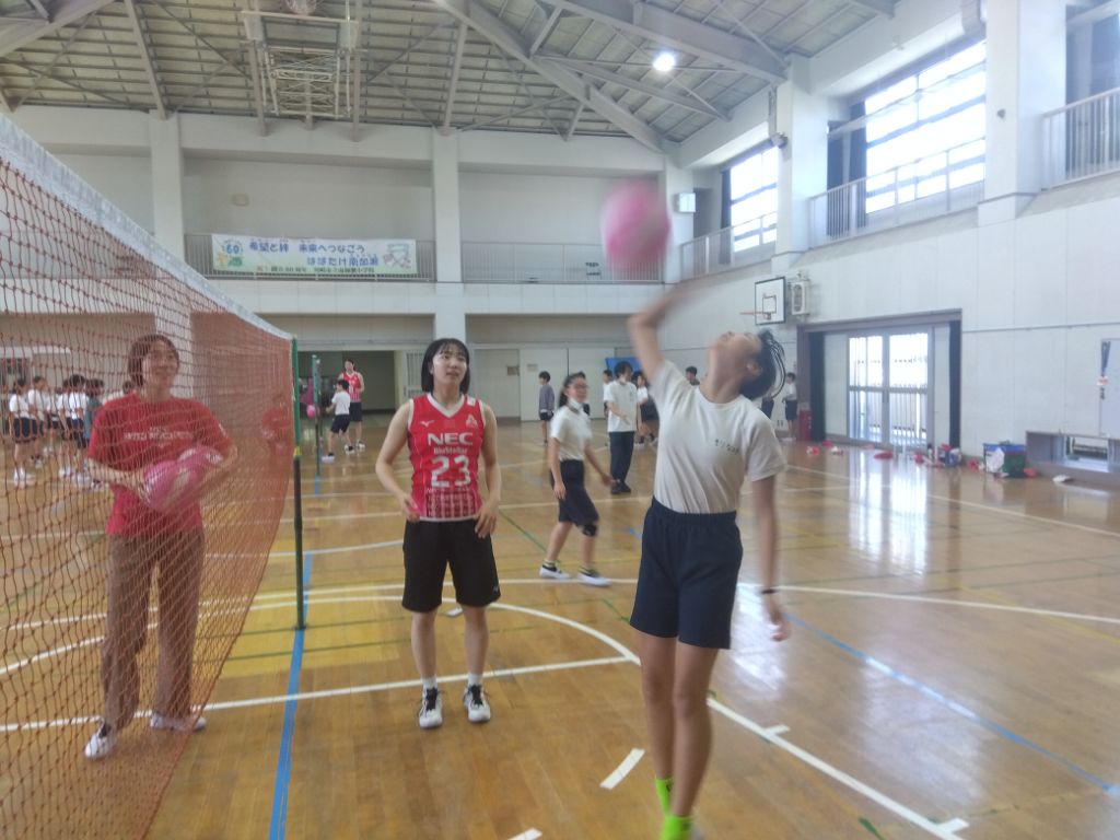 NECレッドロケッツ川崎の選手から教わっている様子