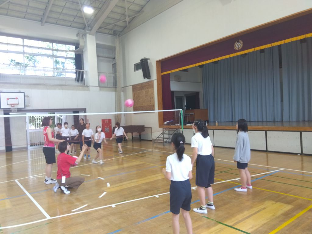 NECレッドロケッツ川崎の選手が教えている様子