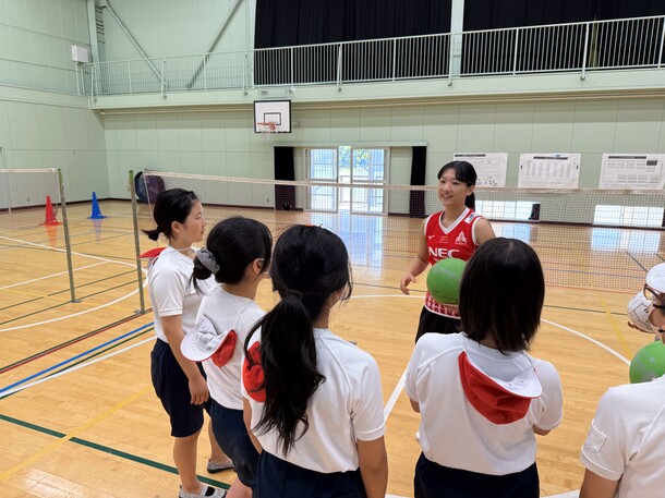 NECレッドロケッツ川崎の選手が教えている様子