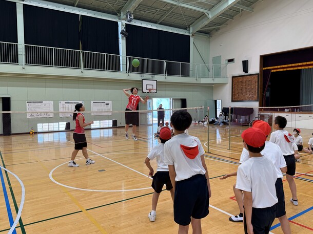 NECレッドロケッツ川崎の選手と一緒にプレーしている様子