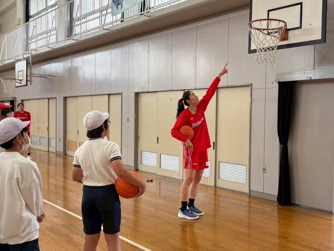 選手からコツを教えてもらっている様子
