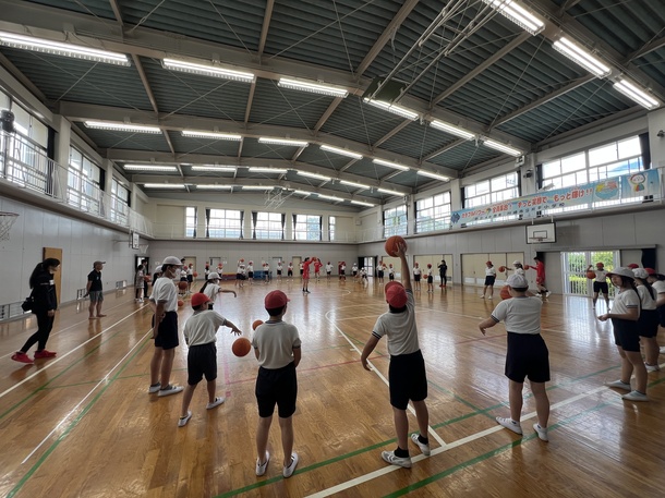 選手と練習している様子