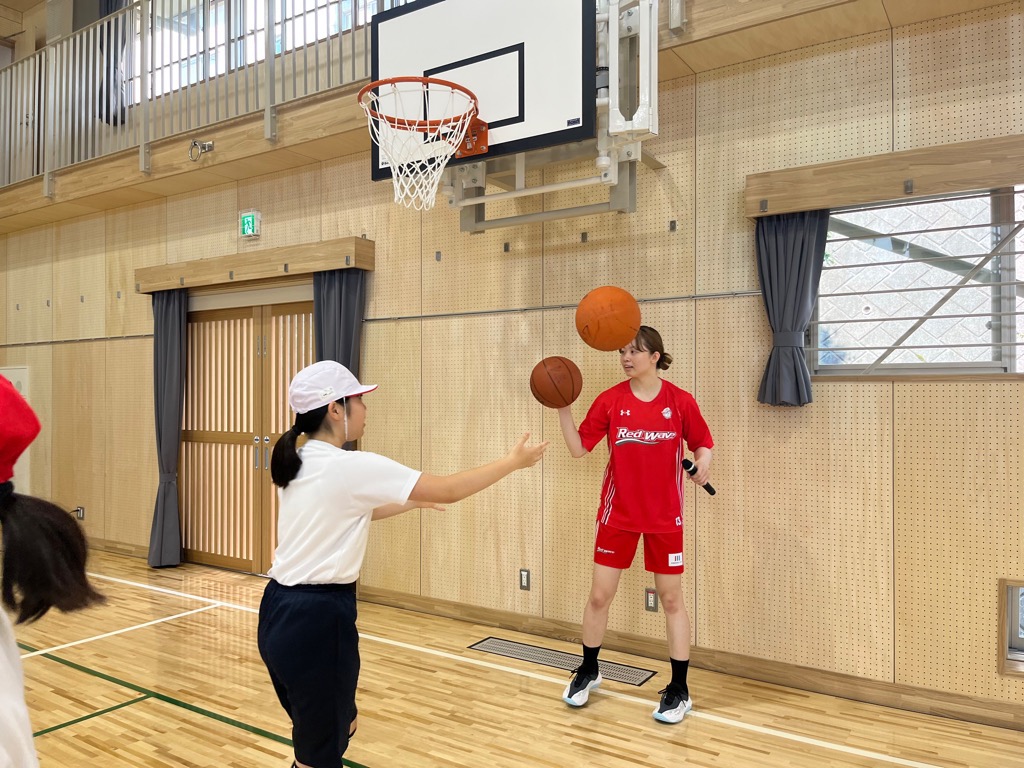選手に教わりながら練習している様子
