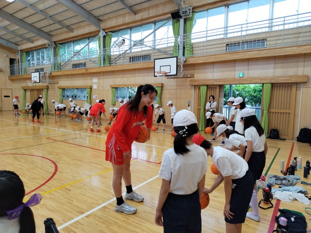 選手に教わりながら練習する様子