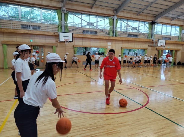 選手と一緒に練習している様子