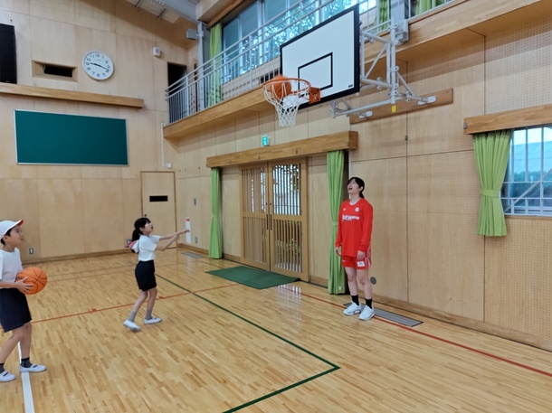 選手が教えている様子