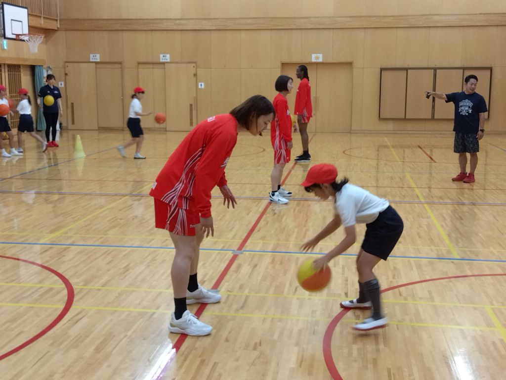 選手と一緒に練習している様子
