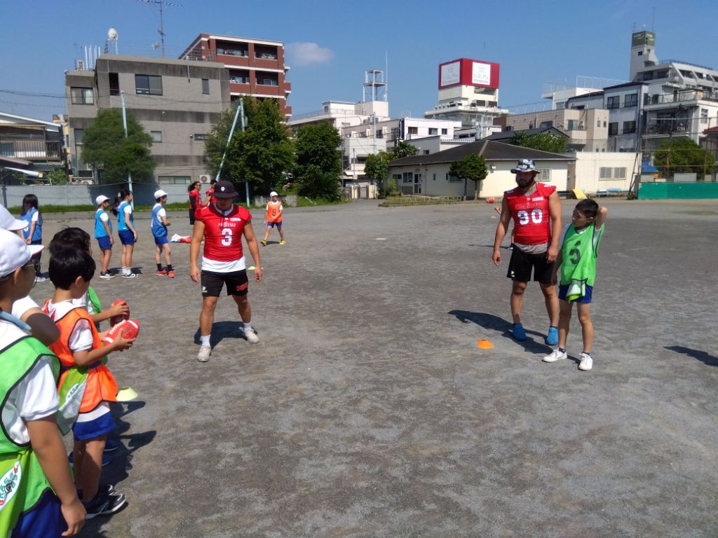 選手から教わっている様子