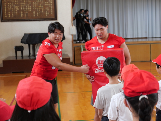 選手からコツを教えてもらっている様子