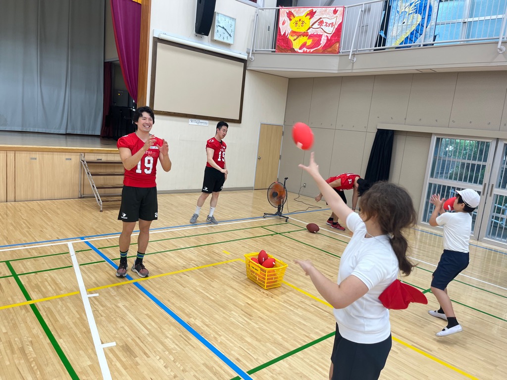 選手と一緒に練習している様子