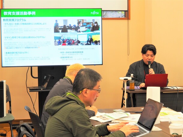 企業が登壇する様子