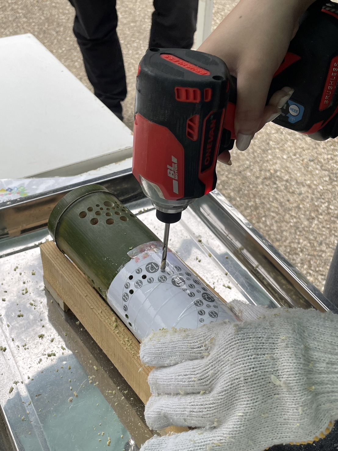 竹灯籠づくりの様子