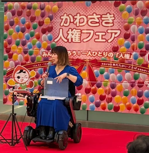 癒シンガーKeikoさんがステージで歌う様子