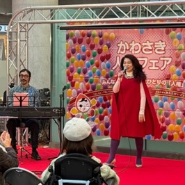 山田ゆきさんがステージで歌う様子