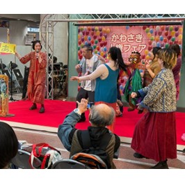 藤平真梨さんがステージでパフォーマンスをする様子