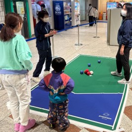 ボッチャをする来場者とサポートするスタッフ